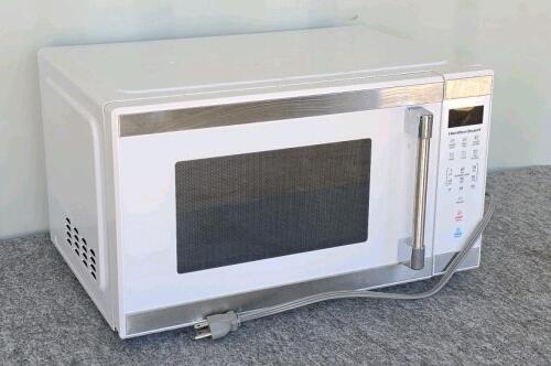 Hamilton Beach 1000W Countertop Microwave, 1.1 cu. ft., Digital Touch Pad, White (Missing Turntable)