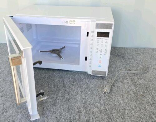 Hamilton Beach 1000W Countertop Microwave, 1.1 cu. ft., Digital Touch Pad, White (Missing Turntable) - 2