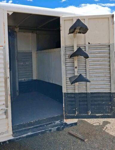 Gooseneck Livestock Trailer, 2 Axle, Escape Door, Tack Room - 11