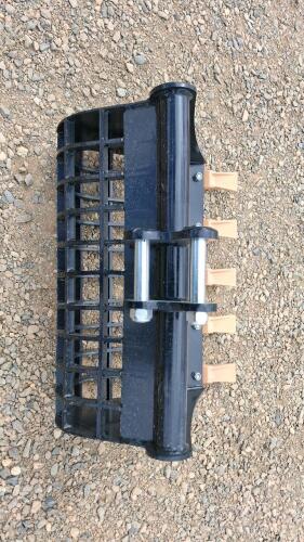 24 in Skeleton Bucket, 5 Teeth, Pin-On Mount, Heavy-Duty Construction - 4