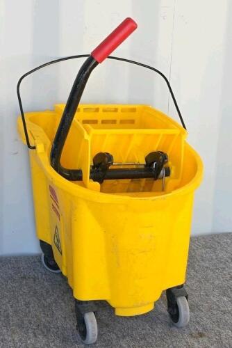 Rubbermaid WaveBrake Mop Bucket Set & ProVision PiViT Ladder Leveler - 4