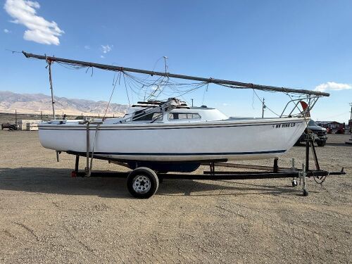 1976 Catalina 22' Sailboat w/ Yamaha 4HP Four-Stroke Outboard & Trailer - 4