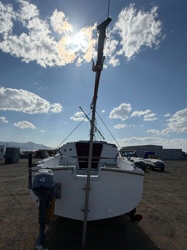 1976 Catalina 22' Sailboat w/ Yamaha 4HP Four-Stroke Outboard & Trailer - 6