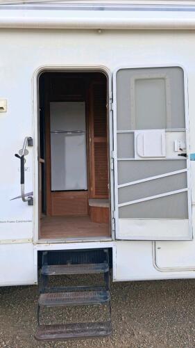 Fleetwood Prowler LS Fifth Wheel, 35ft, 2 Slide-Outs, Aluminum Frame, Sleeps 6, Roof AC, Awning - 9