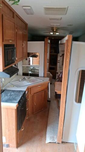 Fleetwood Prowler LS Fifth Wheel, 35ft, 2 Slide-Outs, Aluminum Frame, Sleeps 6, Roof AC, Awning - 10