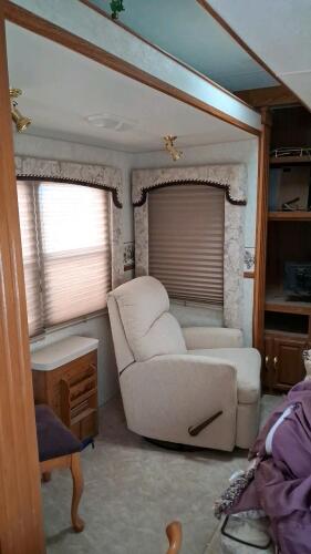 Fleetwood Prowler LS Fifth Wheel, 35ft, 2 Slide-Outs, Aluminum Frame, Sleeps 6, Roof AC, Awning - 12
