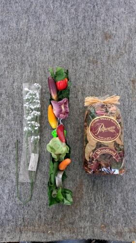Decor Figurines, Baby's Breath, Veggie Garland & Sealed Potpourri Woodland, Mixed Lot - 2