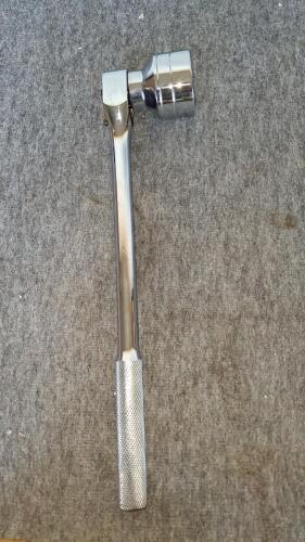 URREA 3/4" Drive Ratchet Handle with 2-1/4" Socket, Chrome, Knurled Grip