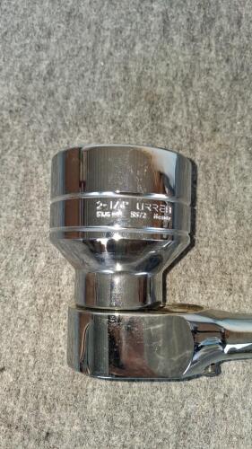 URREA 3/4" Drive Ratchet Handle with 2-1/4" Socket, Chrome, Knurled Grip - 3