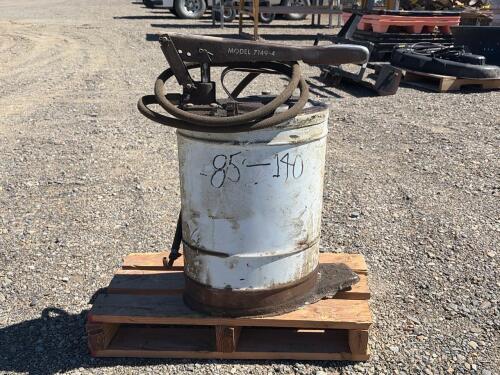 Roughneck 900W AC Oil Transfer Pump/Alemite 7149-4 Manual Grease Pump
