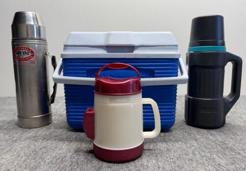 Vintage Rubbermaid Blue Hard-Sided Portable Cooler, 10 Quarts!