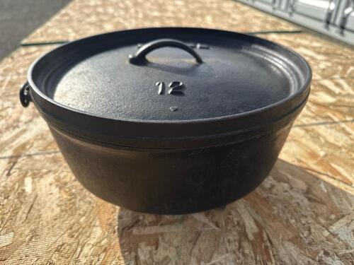 Lodge 12" Cast Iron Camp Dutch Oven, 6 Qt Capacity, with Carry Bag - 2