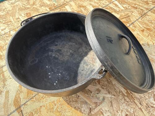 Lodge 12" Cast Iron Camp Dutch Oven, 6 Qt Capacity, with Carry Bag - 4