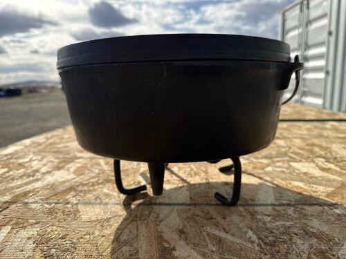 Lodge 12" Cast Iron Camp Dutch Oven, 6 Qt Capacity, with Carry Bag - 5