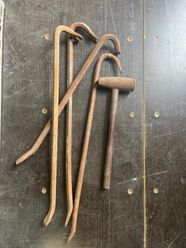 (5) Hand Tools - Pry Bars & Sledge Hammer