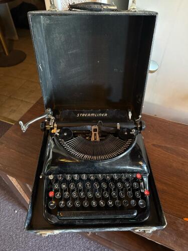 Remington Rand Streamliner Portable Typewriter, 1941&ndash;1942