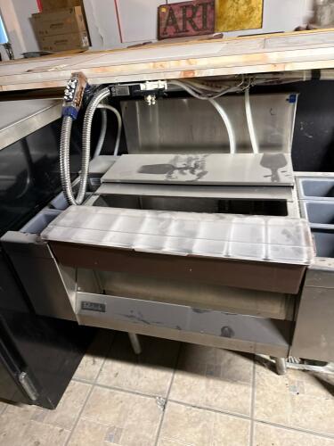 Perlick Underbar Soda Gun Ice Bin Station w/ 8 Bottle Wells, 1 Gun, Pump