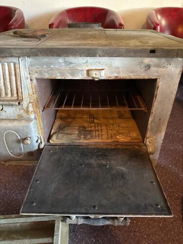 Grand Range Co. SPECIAL Cast Iron Wood-Burning Kitchen Stove, Findlay Ohio, Early 1900s - 3
