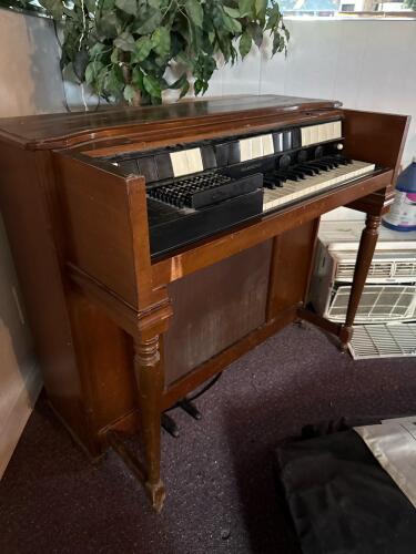 Hammond 1950s Chord Organ - 3