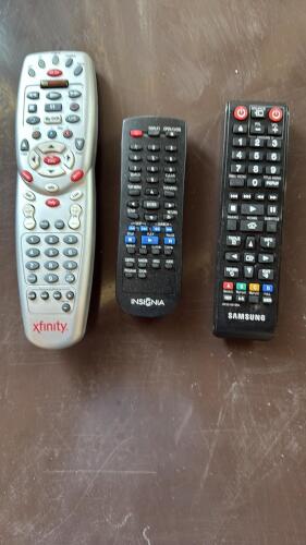 Mixed Lot: Dog Accessories, Remotes, Ray-Ban Case, Games, Books, Premier Pellets, Home Decor - 8