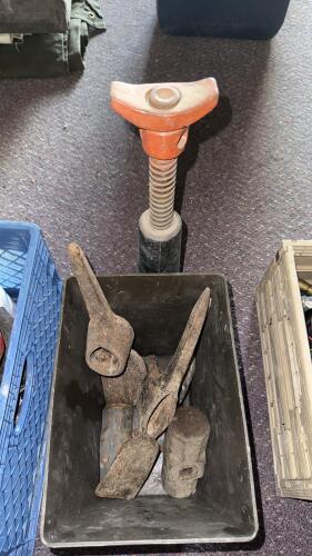 Heavy Duty 10 Ton Screw Jack Stand with Spud Wrenches and Sledgehammer Head Lot