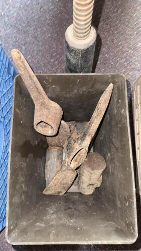 Heavy Duty 10 Ton Screw Jack Stand with Spud Wrenches and Sledgehammer Head Lot - 2